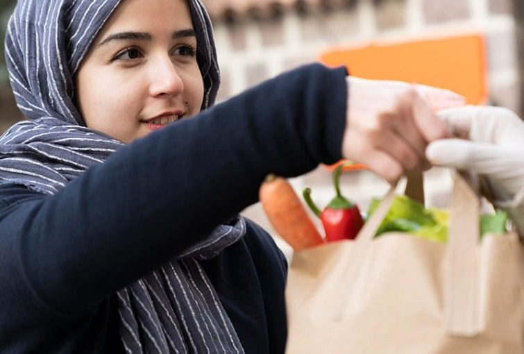 لحظةٌ من العطاء — أسرةٌ تتلقّى الدعم بكرامة